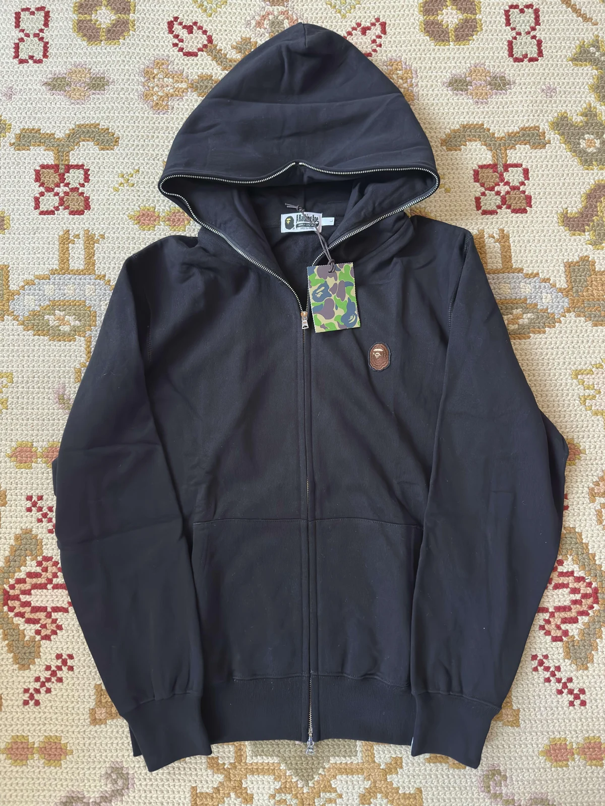 Ciemna bluza z kapturem BAPE, zapinana na zamek