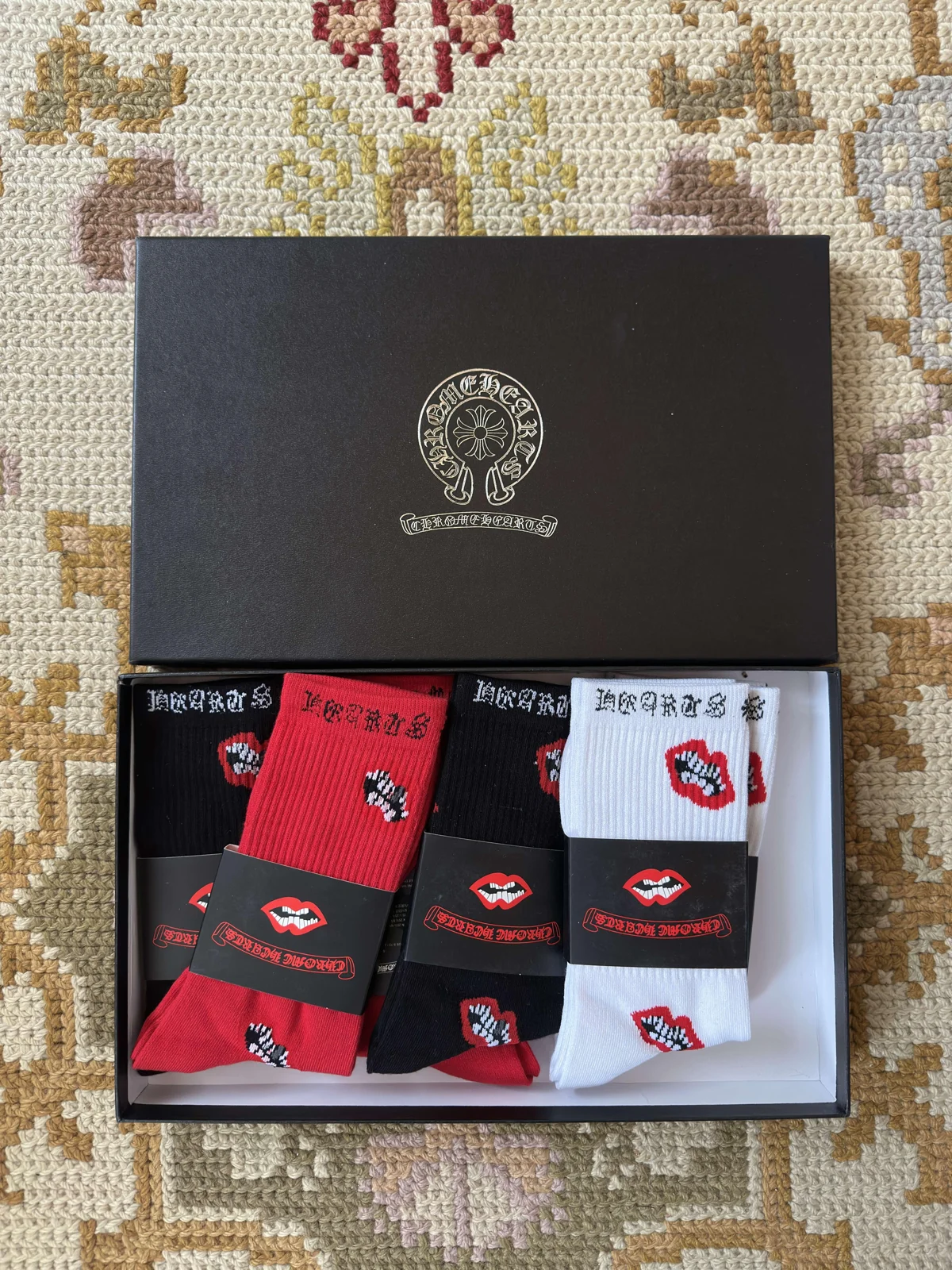 Pudełkowane kolorowe skarpetki Chrome Hearts