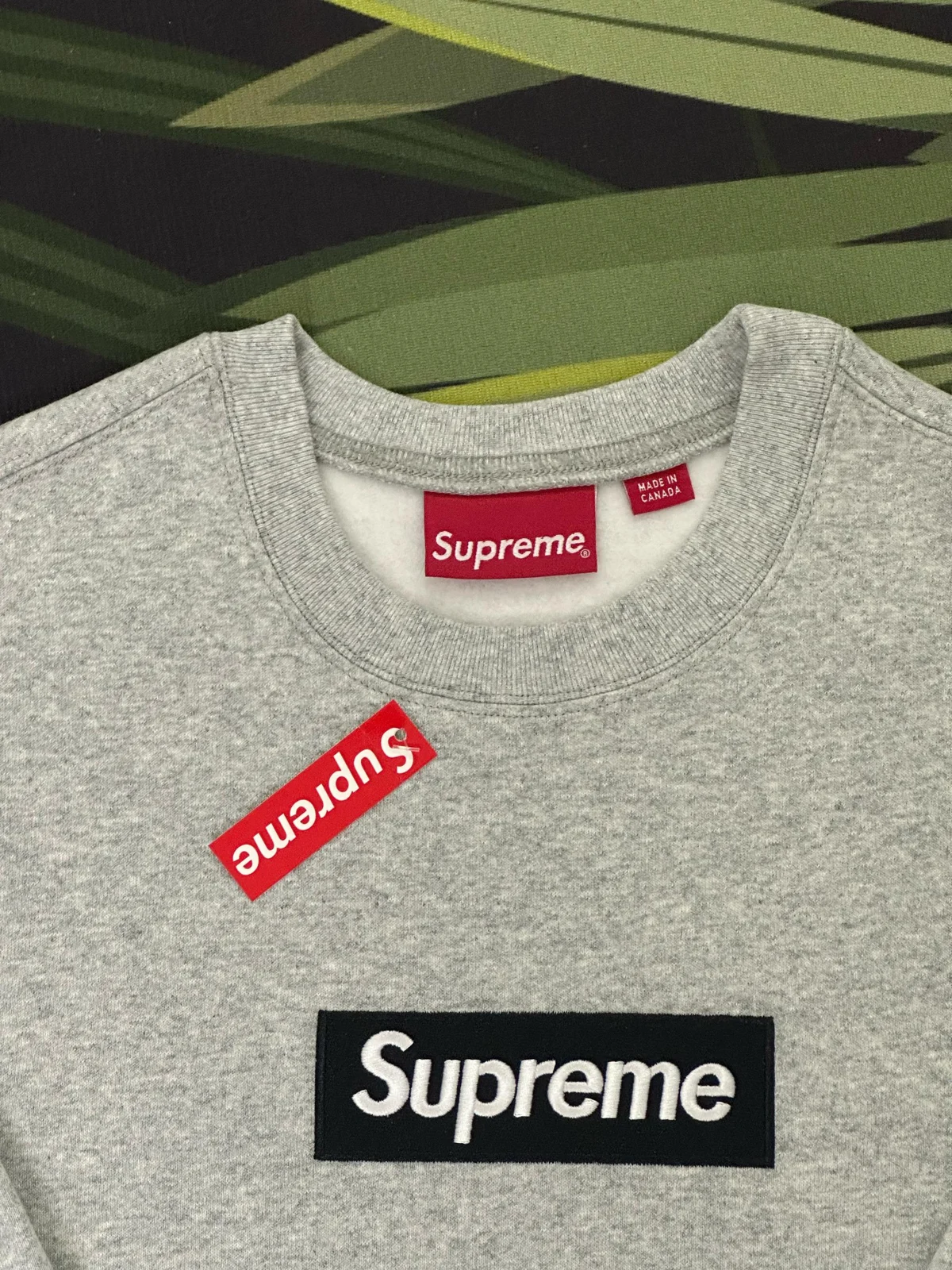 Close-up van het Supreme-logo en de kraag