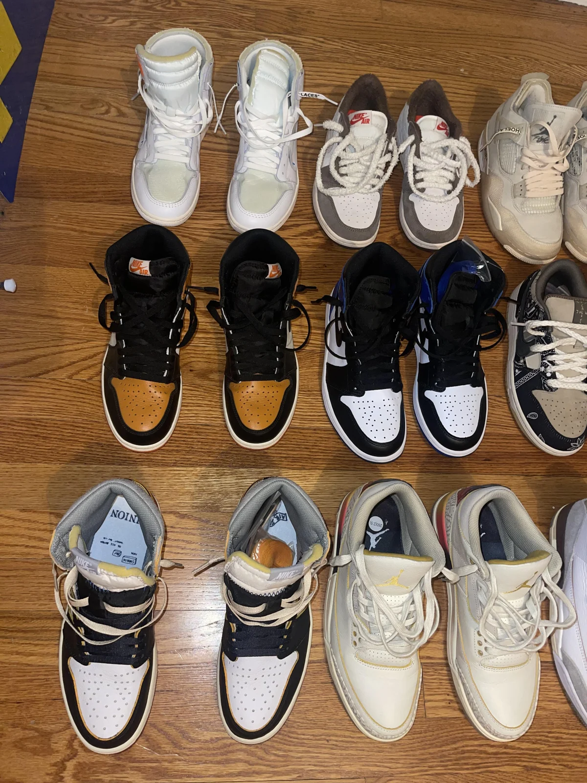 Gegroepeerde sneakers met contrasterende hoge en lage vormen