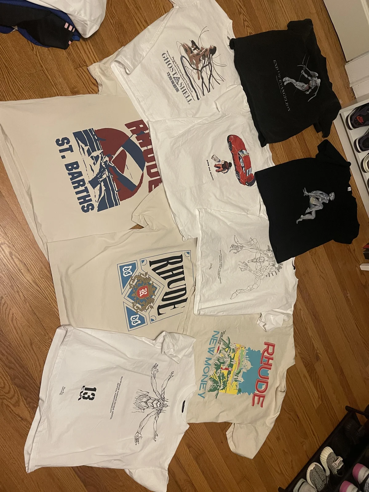 Lichte grafische T-shirts bij elkaar gelegd